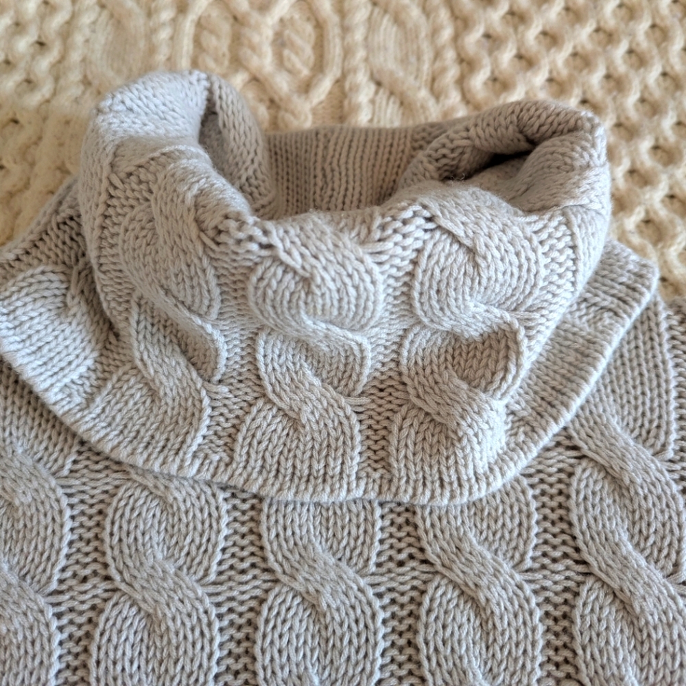 *BANANA REPUBLIC* Cable Knit Turtleneck Sweater Silver/Light Gray Sz Medium, EUC - Picture 2 of 6